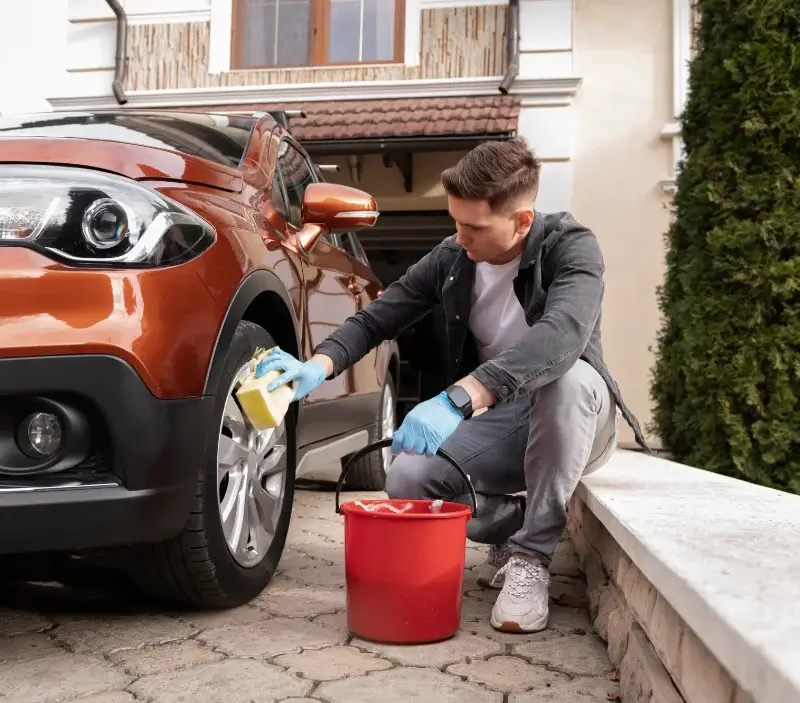 Lavage auto à domicile Cléon-d'Andran : professionnel intervenant sur un véhicule